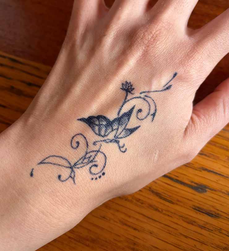 手の甲に描いた鳥と唐草のジャグアタトゥー